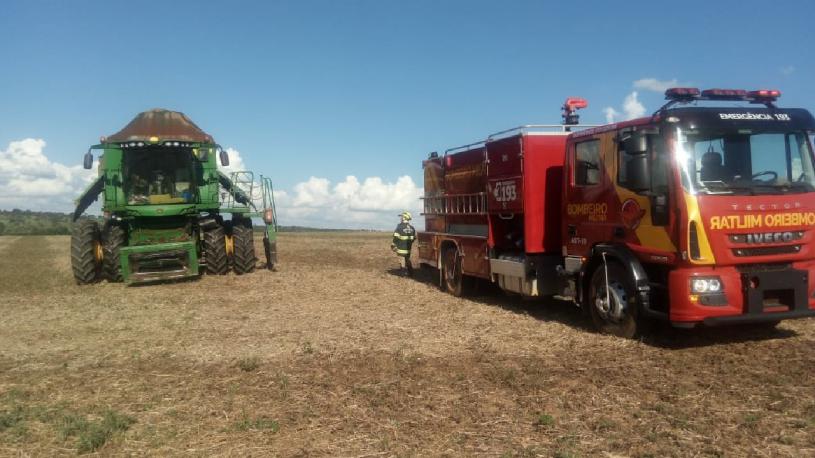Bombeiros combatem incêndio em colheitadeira de soja em Urutaí